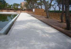 Pavimento antiscivolo per piscina in Pietra Piasentina (fin. Tessuto) e cordolo per bordo dello stesso materialespazzolata.