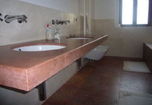 Bagno in Travertino Bianco e Travertino Rosso spazzolato a crudo 