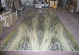 Collaudo presso nostro laboratorio di pavimento in Irish Green a macchia aperta.